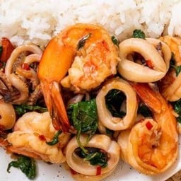 ข้าวราดกระเพราทะเล+ไข่ดาว