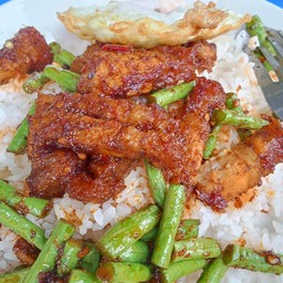 พริกแกงหมูกรอบ