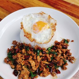 กะเพราไข่ดาวคั่วพริกแห้ง