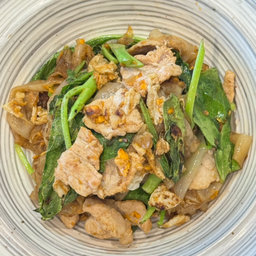 เส้นใหญ่ผัดซีอิ๊วหมูหมักนุ่ม