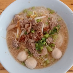 เส้นหมี่น้ำตกหมูตุ๋น