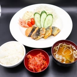 เซ็ืทรวมปลาซาบะและปลาแซลมอน+สลัดมันฝรั่ง+กิมจิ