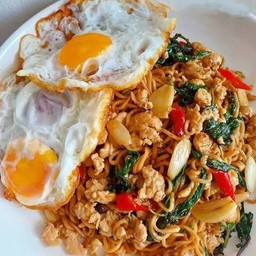 กะเพรามาม่าหมูสับ(ฟรีไข่ดาว)