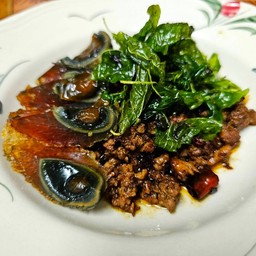 ข้าวกะเพราไข่เยี่ยวม้า