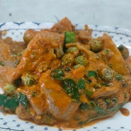 ผัดเผ็ดหมูชิ้น