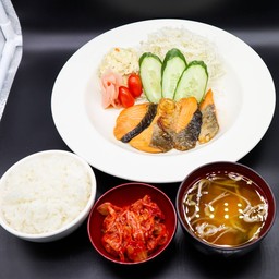 เซ็ทข้าวปลาแซลมอนย่างซอสเทอริยากิ+สลัดมันฝรั่ง+กิมจิ