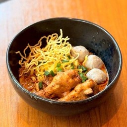Khao Soi Curry Noodles With Chicken & Pork Ball ข้าวซอยไก่เสิร์ฟคู่กับลูกชิ้น