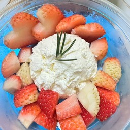 กรีกโยเกิร์ตโฮมเมด ทานคู่กับสตรอเบอร์รี่ แถมฟรี น้ำผึ้ง แครกเกอร์