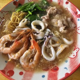 ราดหน้ารวมมิตร หมู-หมึก-กุ้ง