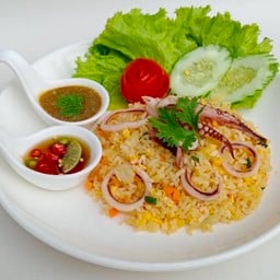 ข้าวผัดปลาหมึก