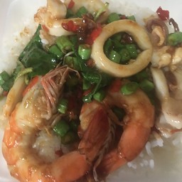 ผัดกระเพราทะเลราดข้าว