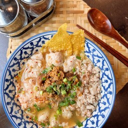 เกาเหลารวมพลหมูฉึกๆ ต้มยำ (น้ำ)