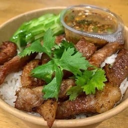 ข้าวหน้าเนื้อทอดซอส จิ้มแจ่ว