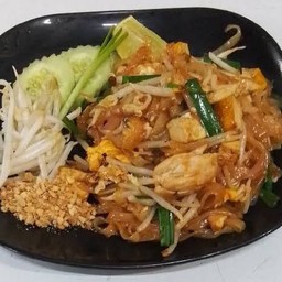 ผัดไทยไก่                                         Pad-Thai Chicken