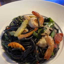 สปาเก็ตตี้เส้นดำผัดขี้เมา                                            Black Spaghetti Fried Chilli Basil