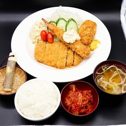 เซ็ทข้าวหมูทอดคุโรบูตะรวม+สลัดมันฝรั่ง+กิมจิ