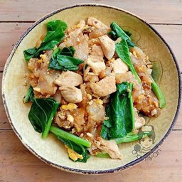 ผัดซีอิ๊วไก่                                                     Fried Big Noodle Chicken