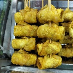 เกี๊ยวห่อไส้กรอกทอด 3 ไม้