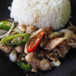 หมูผัดพริกไทยดำราดข้าว