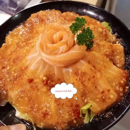 แซลมอนราดน้ำจิ้มซีฟู๊ด