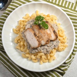 มักกะโรนีไก่ซอสทรัฟเฟิล