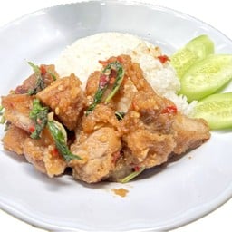 ข้าวกระเพราสามชั้นทอด