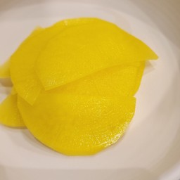 หัวไชเท้าดองสีเหลือง