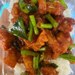 สามชั้นพริกแกงราดข้าว