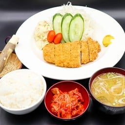 เซ็ทข้าวหมูทอดคุโรบูตะคัตสึ+สลัดมันฝรั่ง+กิมจิ