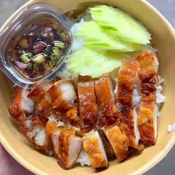 ข้าวหน้าหมูสามชั้นทอดน้ำปลา