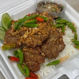 ข้าวสะเต๊กหมูพริกสด