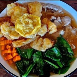 ราดหน้าเส้นใหญ่ไข่กรอบหมูหมัก