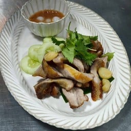 คอหมูทอดน้ำปลา น้ำจิ้มกุ้งแห้ง