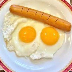 ข้าวไข่ดาว 2 ฟอง + ไส้กรอกจัมโบ้