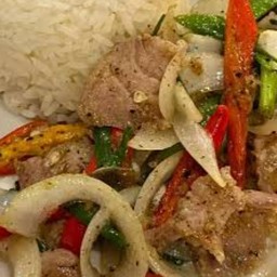 ข้าวหมู/ไก่ ผัดพริกไทยดำ