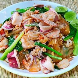 ผัดซีอิ๊วทะเล                                         Fried Big Noodle Seafood