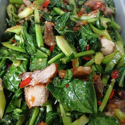 คะน้าหมูกรอบ