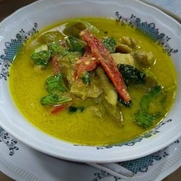 แกงเขียวหวานไก่ใบกะเพรา