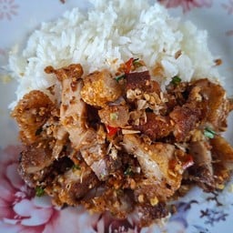 หมูกรอบคั่วพริกเกลือราดข้าวพิเศษ
