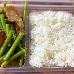 หมูกรอบผัดผักบุ้ง ราดข้่าว