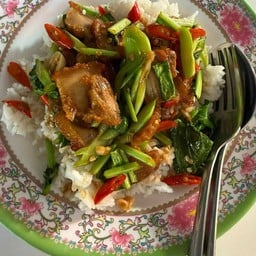 คะน้าหมูกรอบ