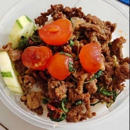 กะเพราเนื้อสับไข่แดงเค็ม