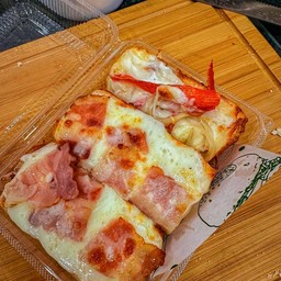 ปังแผ่นพิซซ่าเบคอน ปูอัดชีส