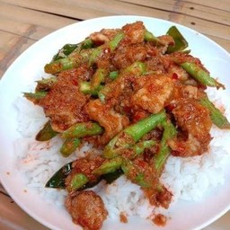 ผัดพริกแกงหมูชิ้น