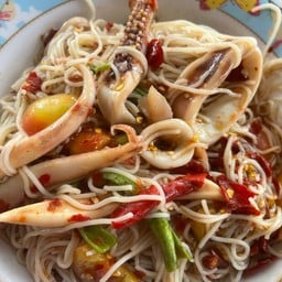 ตำขนมจีนหมึกลวก