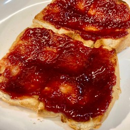 ขนมปังปิ้ง 2 แผ่น  สตอว์เบอร์รี่ซอส