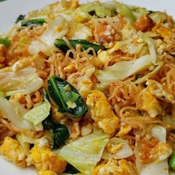 มาม่าหมูสับผัดใส่ไข่