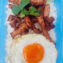 ข้าวหมูสะบัดน้ำปลาไข่ดาว+ข้าวผัดกระเพราโราณไข่ดาว