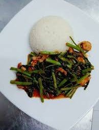 พริกแกงผักบุ้ง ราดข้าว