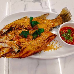 ปลากระพงทอดกระเทียม